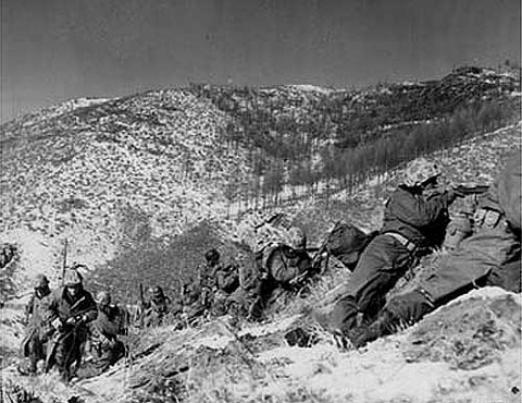 Marines_engage_during_the_Korean_War (480x370).jpg